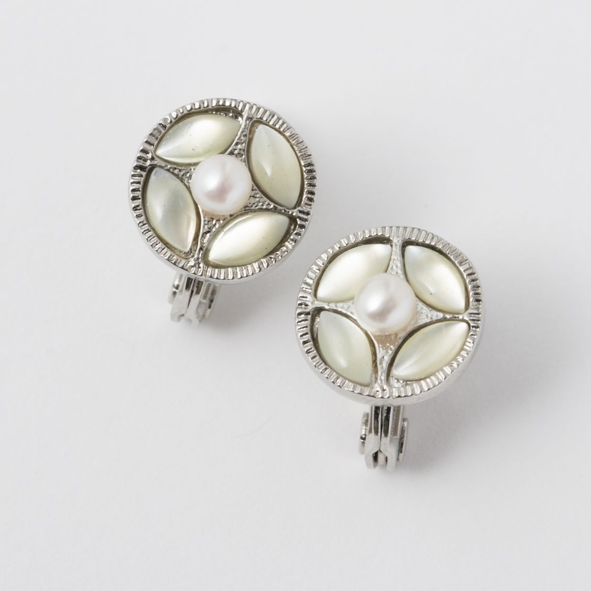 Ouca/淡水パール+マーキス白蝶貝ラウンドイヤリング